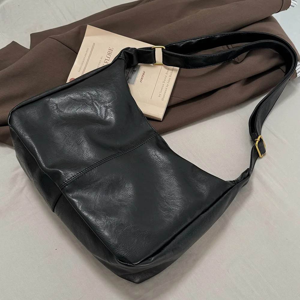 Ada Everyday Shoulder Bag in Black, view 3